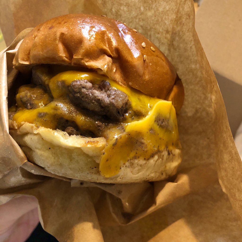 bossaバーガーのチーズバーガー