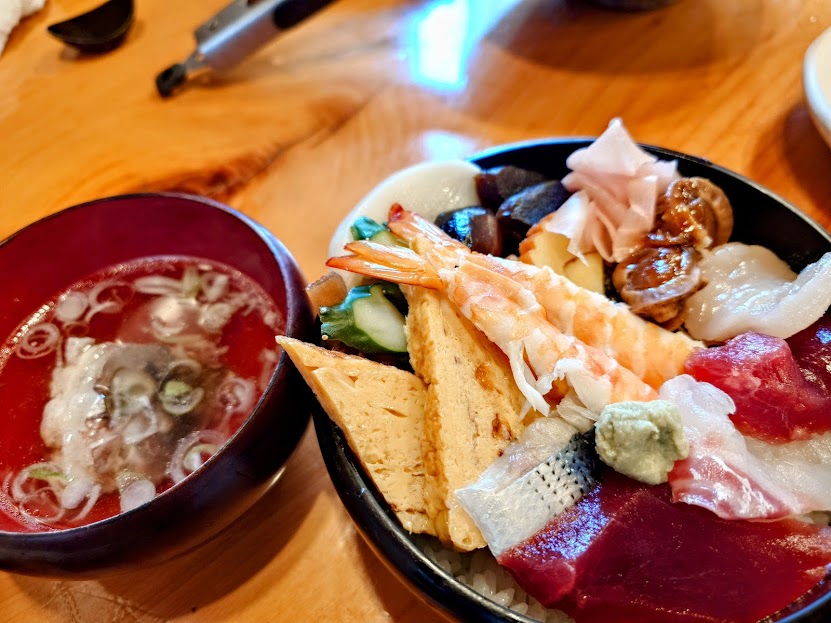 重寿司の海鮮丼とあら汁の写真