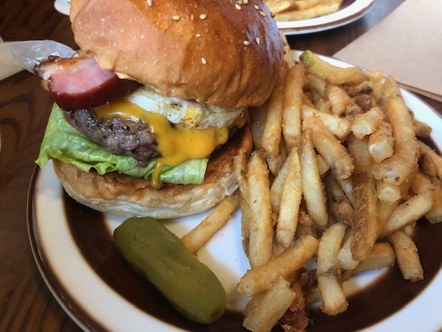 bossaバーガーのハンバーガー ベーコンエッグチーズバーガーとポテト