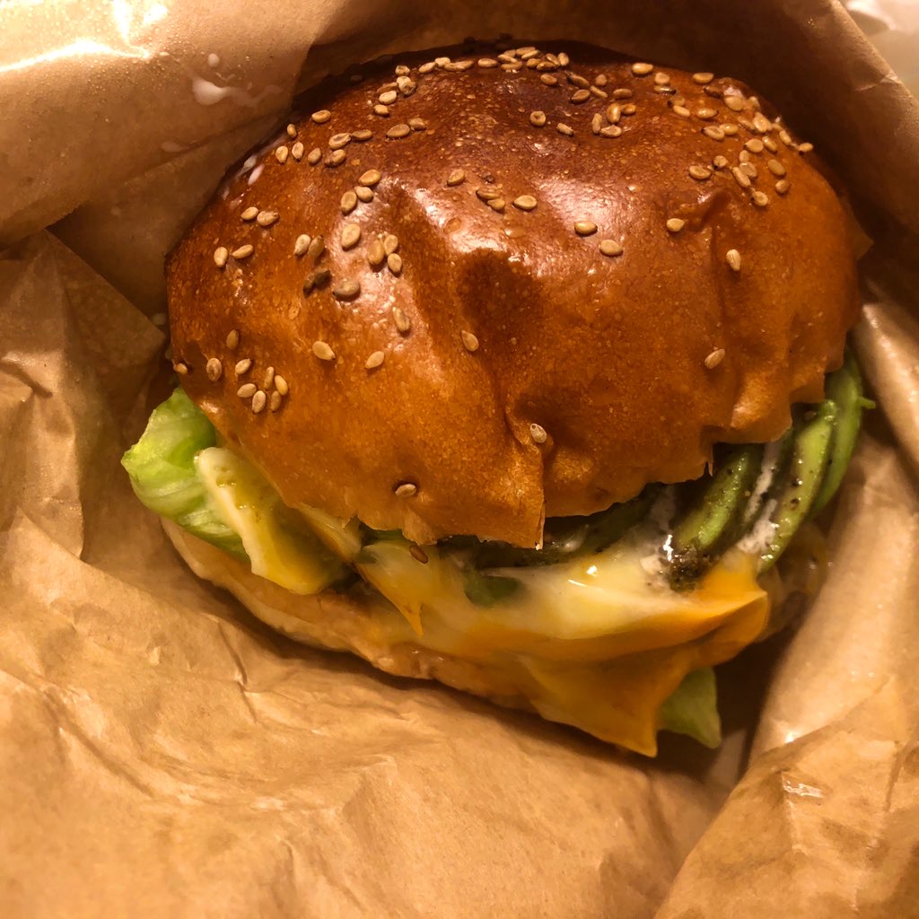bossaバーガーのアボカドチーズバーガー