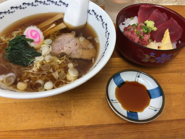 足立市場のかどのめしやメニューである八戸ラーメンと半海鮮丼
